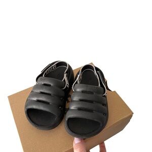 UGG Kids Black Sport Yeah Sandals Size 6